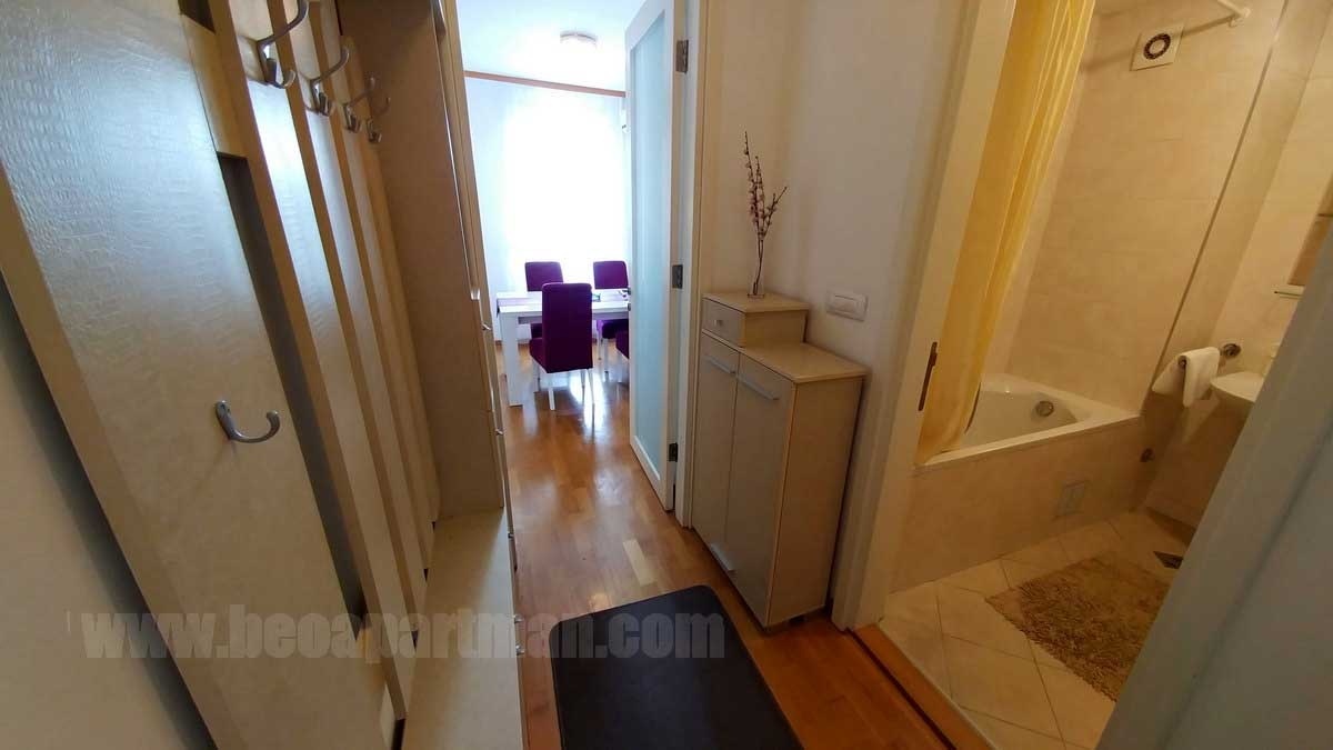 14-trim-apartman-beograd-hodnik
